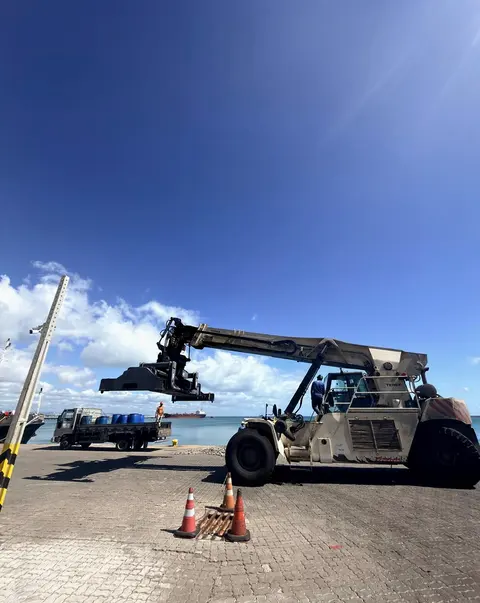 Port equipment operating beside a vessel